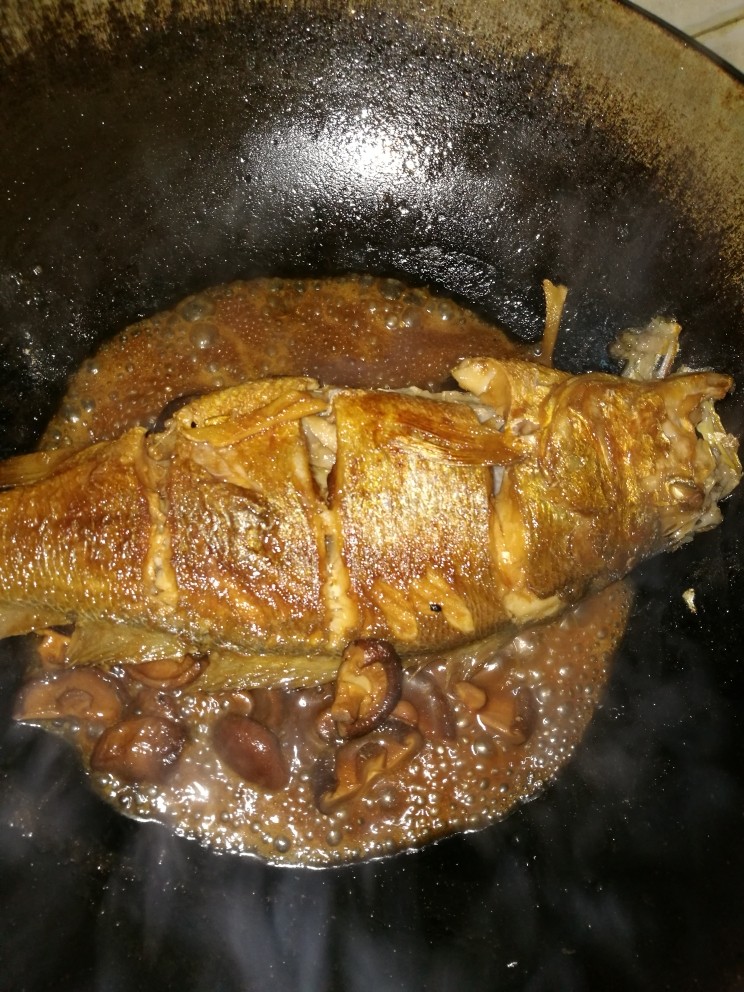 红烧黄花鱼,翻面再煮一分钟让另一面入味
