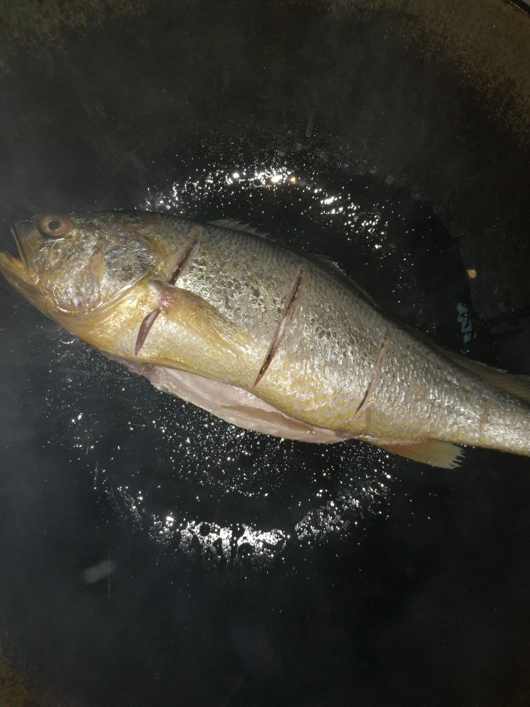 红烧黄花鱼,锅烧热后放油，将黄花鱼放里面煎，最好用不沾锅煎