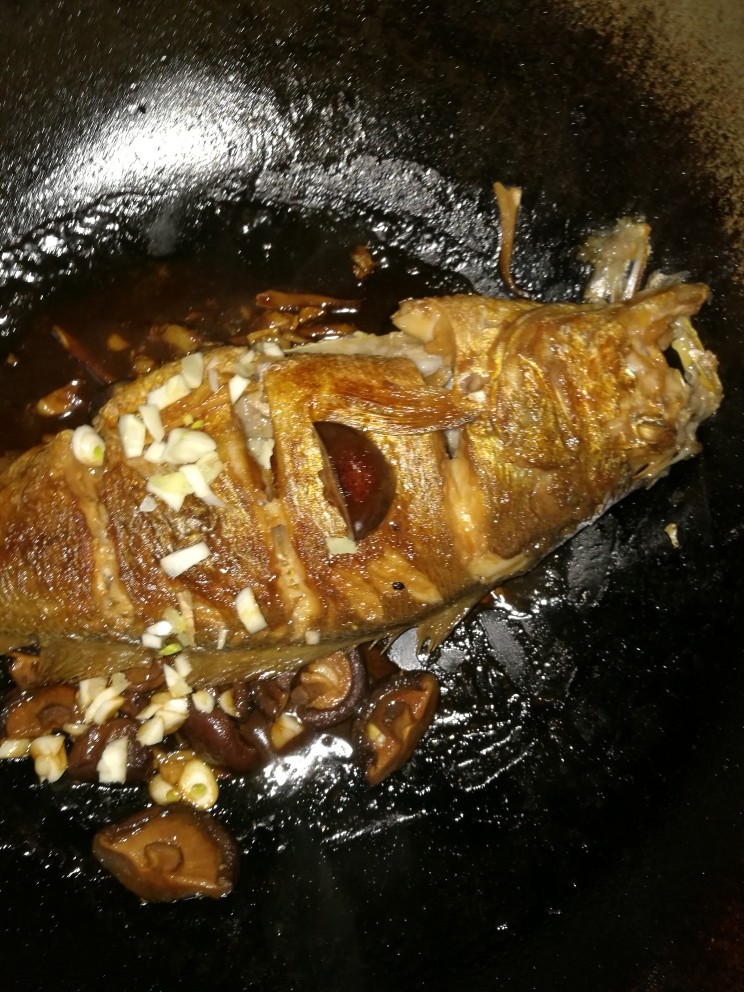 红烧黄花鱼,收汁后放香葱，汁水剩一点点时就得盛出否则容易糊锅