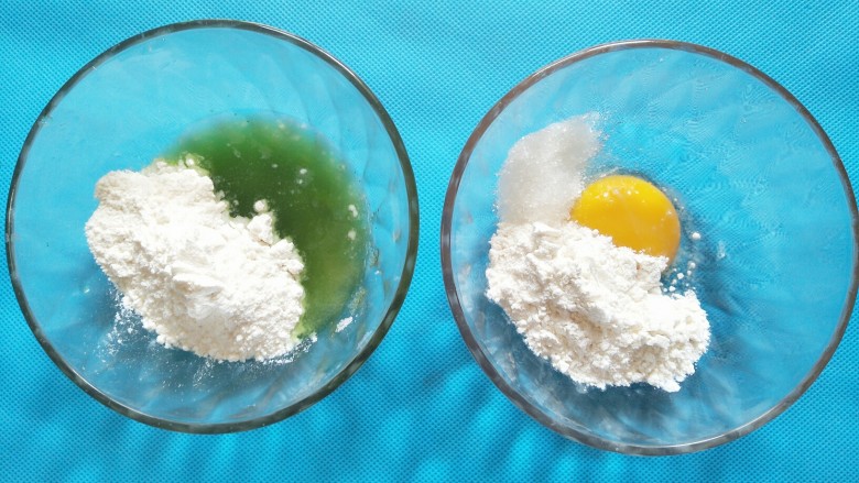 迷你墨西哥蛋卷,面粉分成两份，一份加蔬菜汁和糖，一份加蛋黄和糖加10ml水
