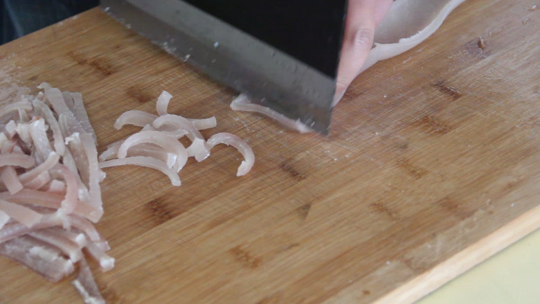 猪皮冻的家常做法,把处理好的猪皮切成小条。