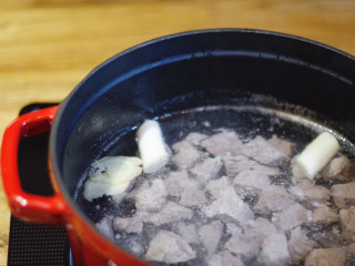 RUSSIA，牛肉罗宋汤,另起一锅，冷水倒入之前准备好的牛肉，加入姜和葱段，大火烧开水后转小火炖1个半小时左右