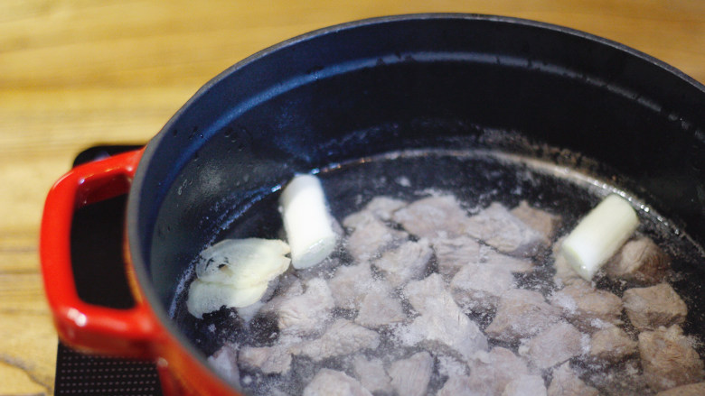 RUSSIA，牛肉罗宋汤,另起一锅，冷水倒入之前准备好的牛肉，加入姜和葱段，大火烧开水后转小火炖1个半小时左右