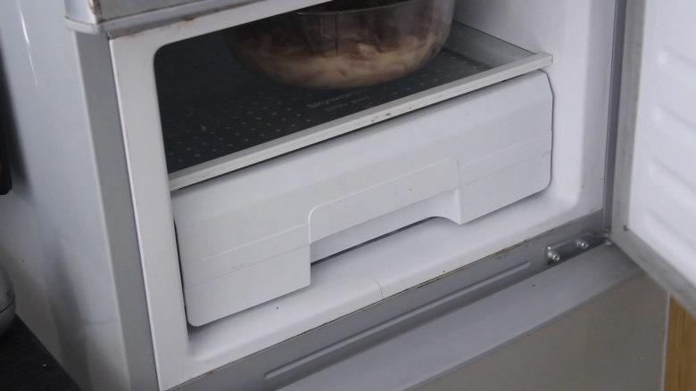 猪皮冻的家常做法,放凉透之后放入冰箱再冷冻一个小时即可。（北方的朋友可以忽略这一部，南方的朋友需要冷冻一下）