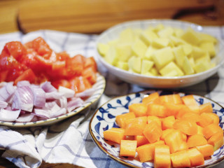 RUSSIA，牛肉罗宋汤,将胡萝卜、土豆、洋葱、去皮后的西红柿切成差不多大小