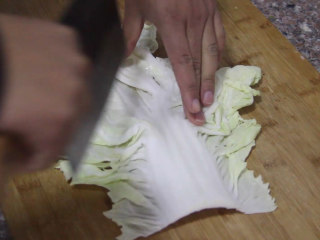 凉拌白菜丝,1.首先准备几片大白菜叶子，去掉白菜邦，只留下叶子的部分。