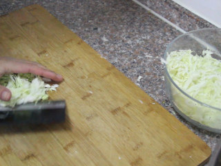 凉拌白菜丝,把白菜叶子切成细条装碗中备用