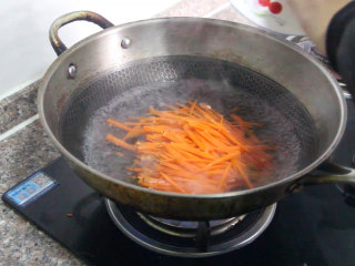凉拌白菜丝,锅烧水，水烧开后下入胡萝卜丝焯水2分钟左右。捞出过凉水控干水份备用