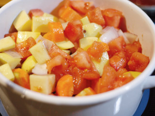 RUSSIA，牛肉罗宋汤,依次倒入土豆、葫芦卜、西红柿，翻炒均匀至土豆胡萝卜变软