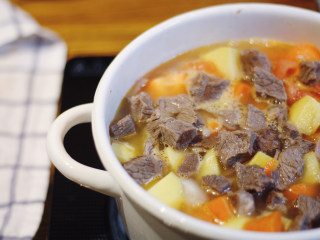 RUSSIA，牛肉罗宋汤,将炖好的牛肉汤和牛肉一起倒入炒好的蔬菜锅中