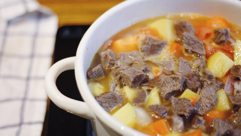 RUSSIA，牛肉罗宋汤,将炖好的牛肉汤和牛肉一起倒入炒好的蔬菜锅中