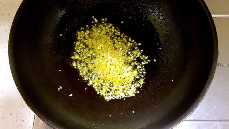 金针菇粉丝蒸虾仁,待油八成热时放入蒜末炒香成蒜油即可。