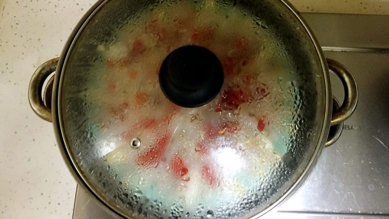 金针菇粉丝蒸虾仁,蒸锅中放水大火烧开，水开后放入准备好的虾仁蒸5-6分钟。