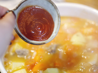 RUSSIA，牛肉罗宋汤,最后加入番茄沙司，加入一点食盐，继续煮半小时