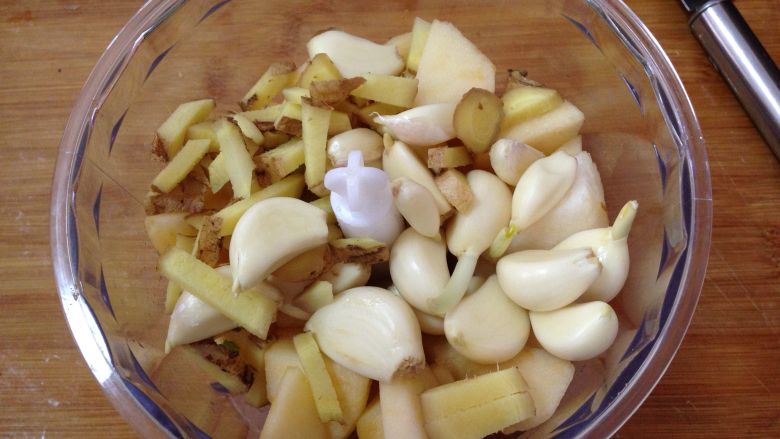 异域小菜-韩式辣白菜,
把苹果、梨、蒜、姜加入料理机