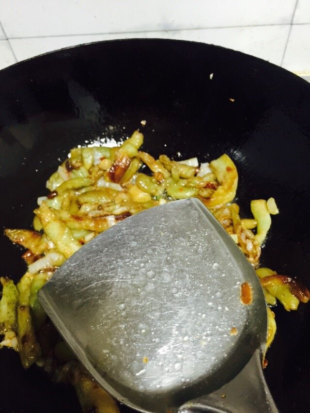 手撕茄子🍆,出锅前可加入少量清水（我用的锅铲接的），让盐份均匀被茄子吸收