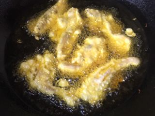 炸蘑菇,放入蘑菇 煎到两面金黄