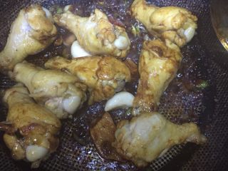 鸡翅根烧土豆,加入鸡翅根，红烧汁，醋，酱油，翻炒均匀