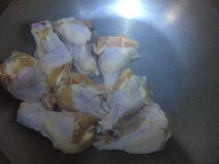 鸡翅根烧土豆,冷水下锅煮开去除血沫子