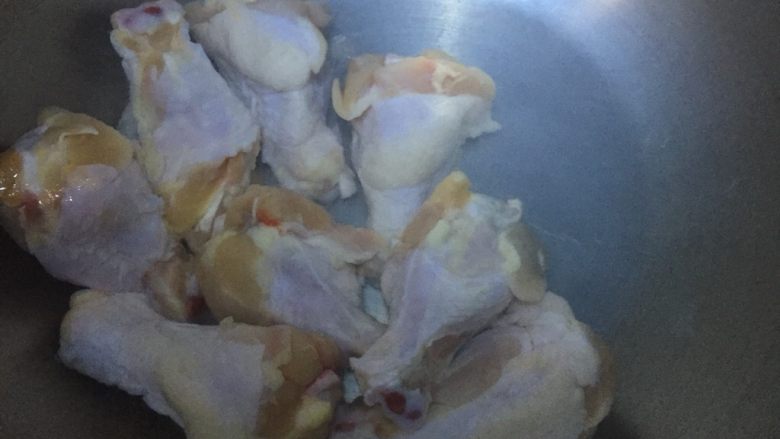 鸡翅根烧土豆,冷水下锅煮开去除血沫子