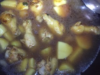 鸡翅根烧土豆,加入刚才煮鸡翅的水，沫过鸡翅和土豆即可，然后大火煮开，转小火煮30分钟