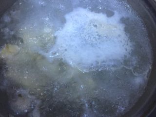 鸡翅根烧土豆,上面这层沫沫捞出来，这个水不要倒
