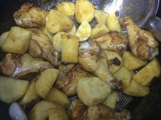鸡翅根烧土豆,土豆和鸡翅根一起翻炒均匀