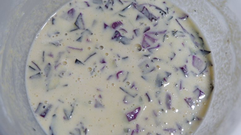 	 粗粮饮食—紫甘蓝玉米早餐饼	 	,将切碎的紫甘蓝倒入面糊中搅拌均匀