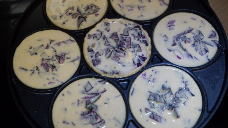 	 粗粮饮食—紫甘蓝玉米早餐饼	 	, 将面糊倒入