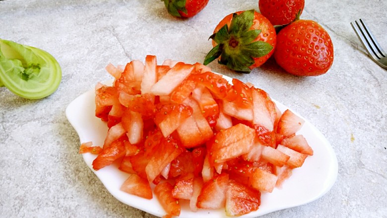 草莓奶酪派,洗净控干水分切成草莓粒备用