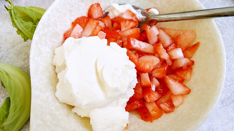 草莓奶酪派,放入草莓碗里，需要混合的