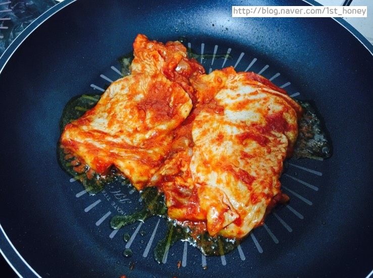 韩国春川鸡排（춘천닭갈비）,锅中倒入适量橄榄油/食用油,将腌制好的鸡肉放入煎至两面七八分熟.