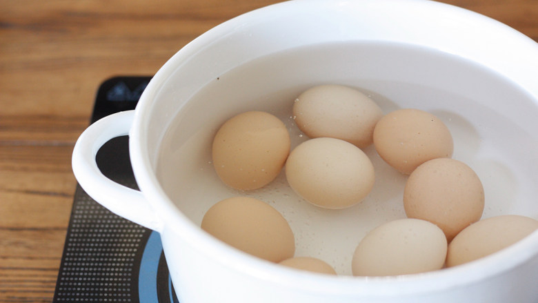 啤酒卤鸡蛋，好似乡巴佬～,准备一口锅，冷水入锅放入鸡蛋，大火烧至沸腾，持续煮约8-10分钟，蛋要完全煮熟才好剥壳