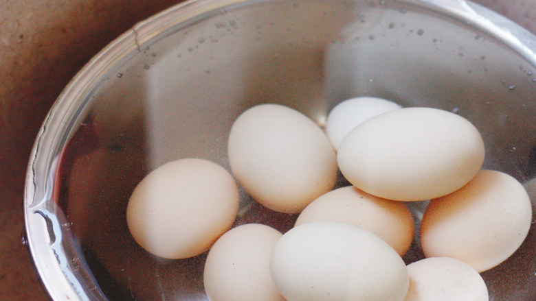 啤酒卤鸡蛋，好似乡巴佬～,煮好的鸡蛋，放入冷水中浸泡5-10分钟准备剥壳