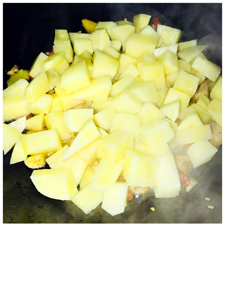 🌱四季🌱土豆🥔肉丁🌱,11:加入刚刚切好的土豆🥔用中小火慢慢炒6分钟