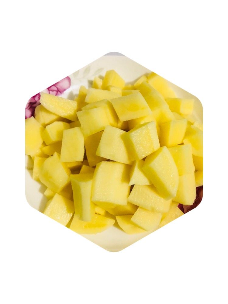 🌱四季🌱土豆🥔肉丁🌱,6:土豆🥔去皮切块小块放盘子备用