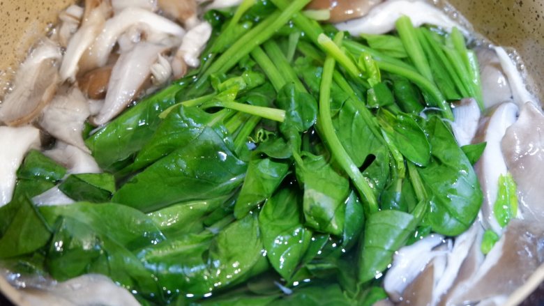 客家咸汤圆,烧一锅水，将青菜菌菇烫熟
然后过凉水备用