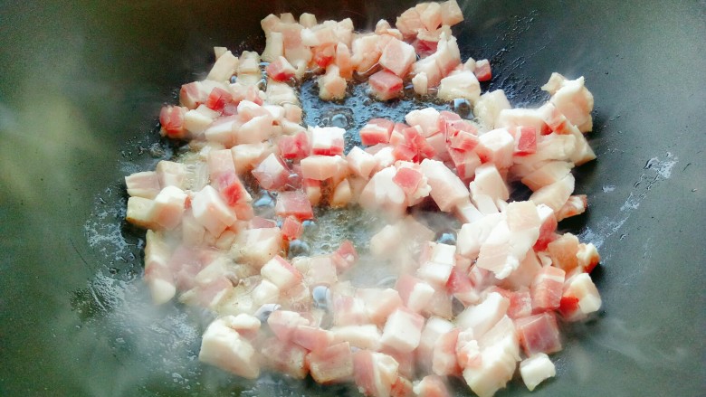 梅干菜肉包子,肉丁放入油锅中小火煸炒。