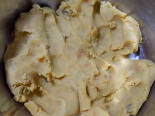 红薯枣泥糕,红薯去皮，切成小块，放入蒸锅蒸熟后压成泥备用

	

