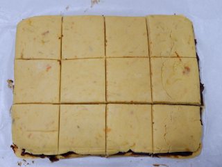 红薯枣泥糕,切成4*4的正方形