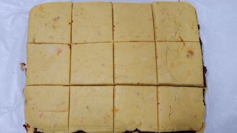 红薯枣泥糕,切成4*4的正方形