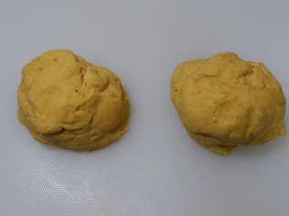 红薯枣泥糕,平均分成两个面团