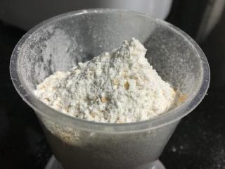 二分之一全麦粉的葡萄干吐司,将1-7的所有材料倒入大碗尽可能混合均匀，加盖放入冰箱保存30分钟到1小时。对，你没看错，黄油也在这一步加了。