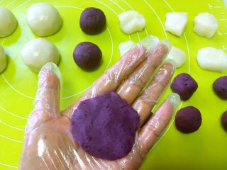 紫薯糯米抹茶酥,手上戴一次性手套，将紫薯馅压扁，包裹糯米馅，收好收口