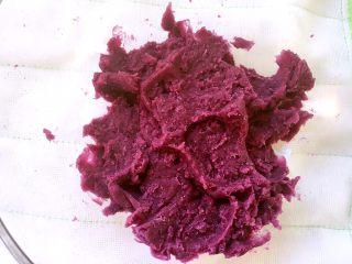紫薯糯米抹茶酥,去掉紫薯皮，压成泥