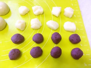 紫薯糯米抹茶酥,将糯米馅跟紫薯馅分别分成8等份