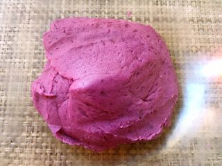 紫薯糯米抹茶酥,翻拌好的紫薯馅，冰箱冷藏备用