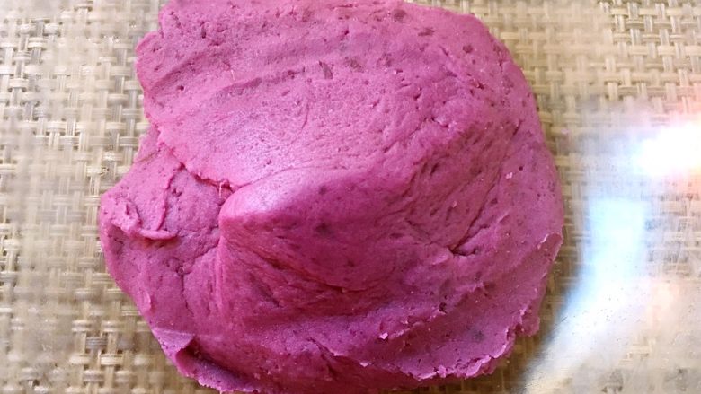 紫薯糯米抹茶酥,翻拌好的紫薯馅，冰箱冷藏备用