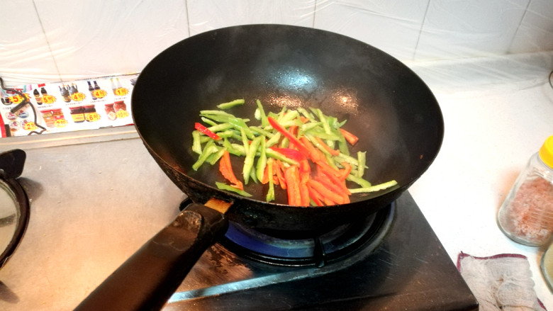 快手菜=》炒鸭丝,锅中倒入青红辣椒，翻炒几下。