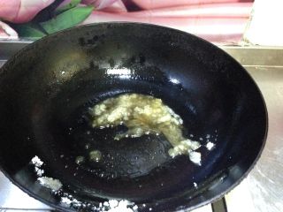 栗子焖鸡,炒锅加一点油倒入白砂糖小火慢慢炒化